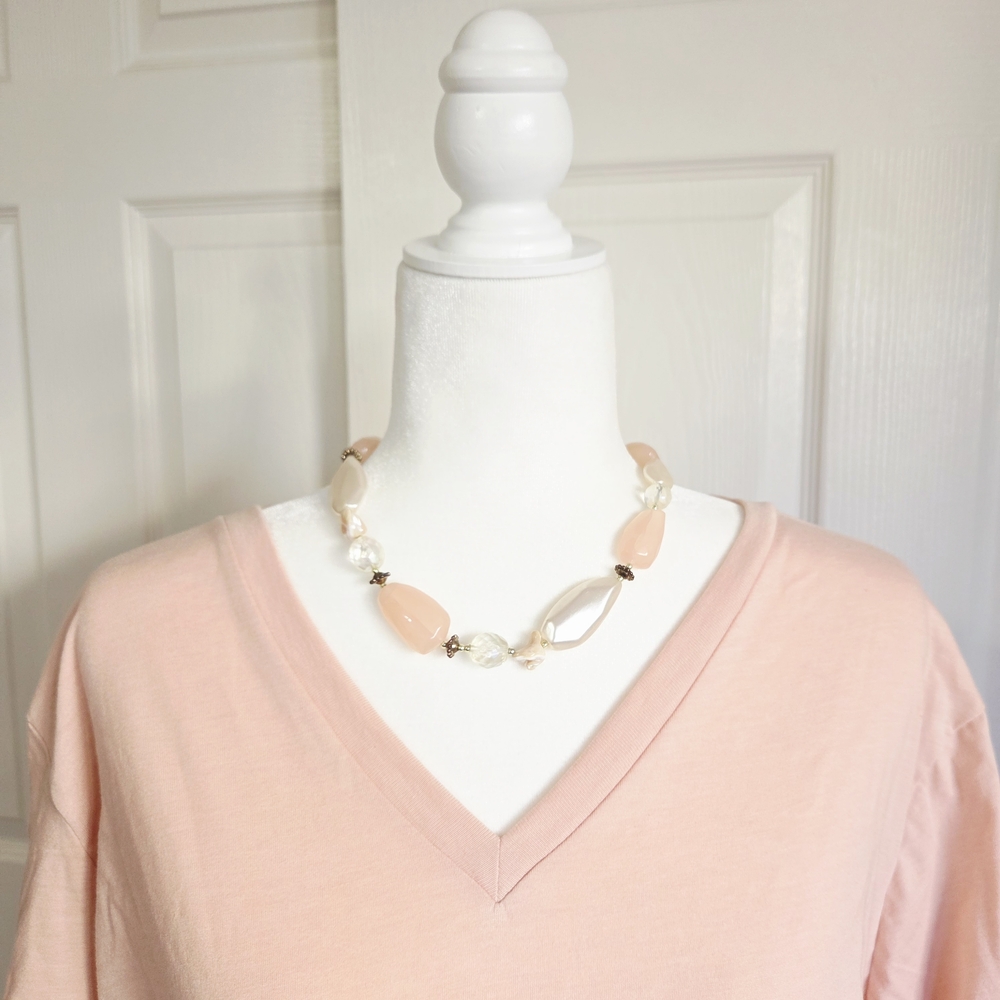 Chic Beaded Necklace in Pink and Cream - Picture 2 of 5